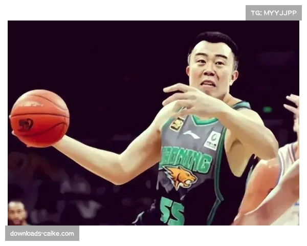 【2026年4月CBA联赛·人物·特写更衣室里的韩德君：为年轻中锋讲解录像的队长